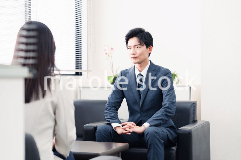 採用面接を受けるフレッシュな学生