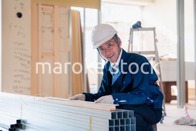 建設現場で資材の確認をする大工さん