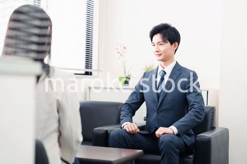 採用面接を受けるフレッシュな学生