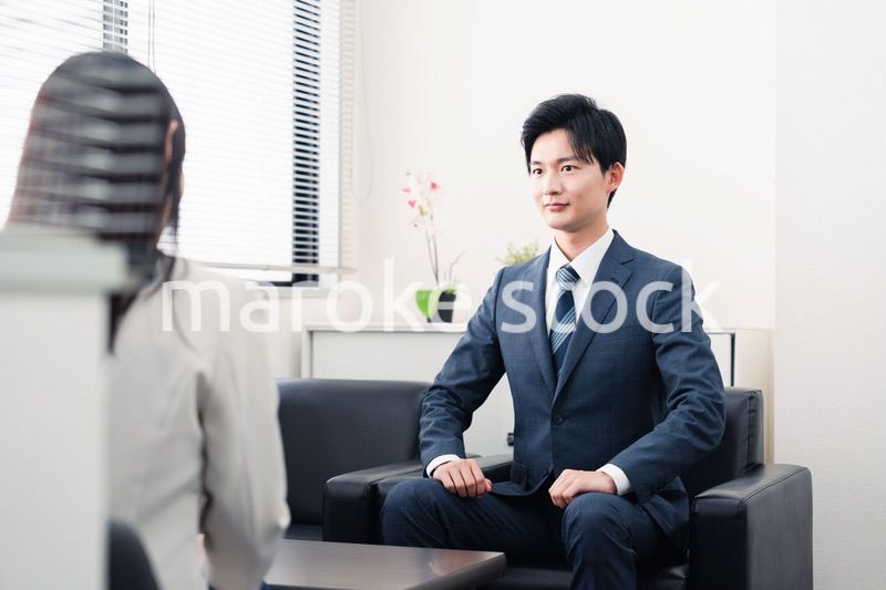 採用面接を受けるフレッシュな学生