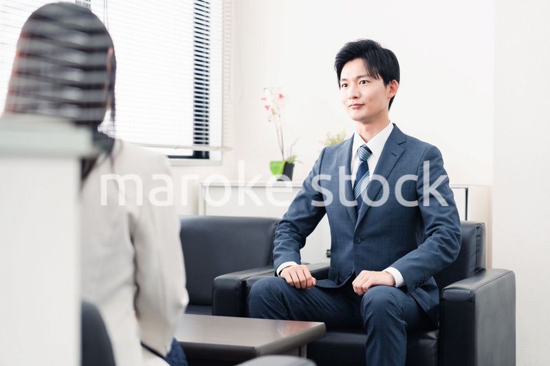 採用面接を受けるフレッシュな学生
