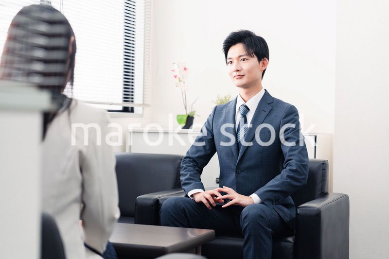 採用面接を受けるフレッシュな学生