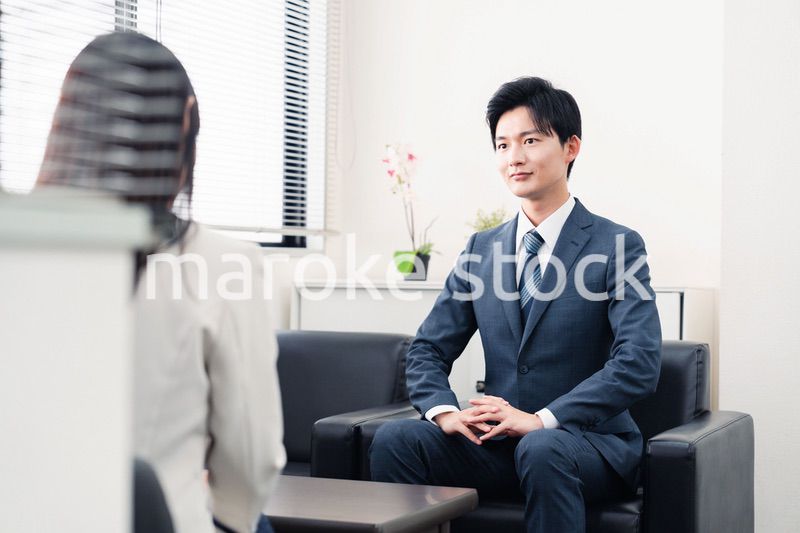 採用面接を受けるフレッシュな学生