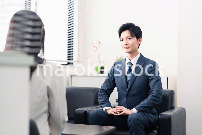 採用面接を受けるフレッシュな学生
