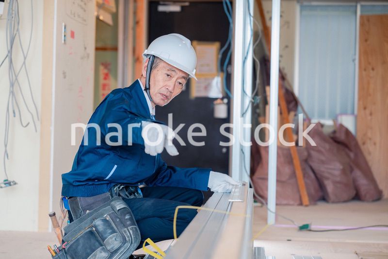 建設現場で資材の確認をする大工さん
