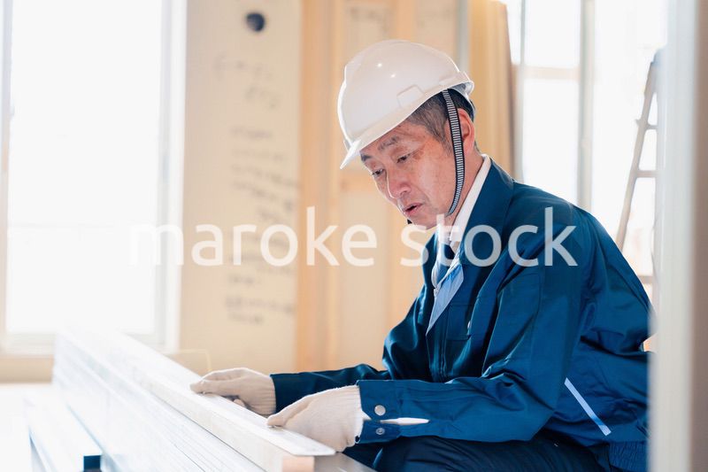 建設現場で資材の確認をする大工さん