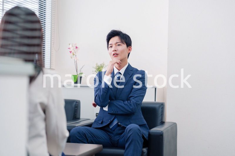 交渉が決裂して横柄な態度をとる営業マン