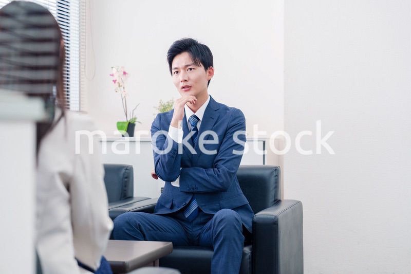 交渉が決裂して横柄な態度をとる営業マン