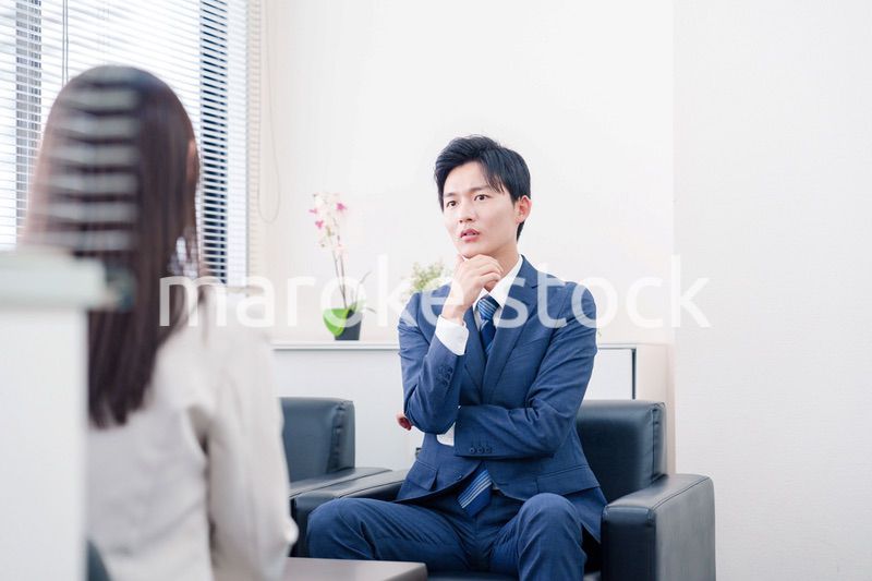 交渉が決裂して横柄な態度をとる営業マン