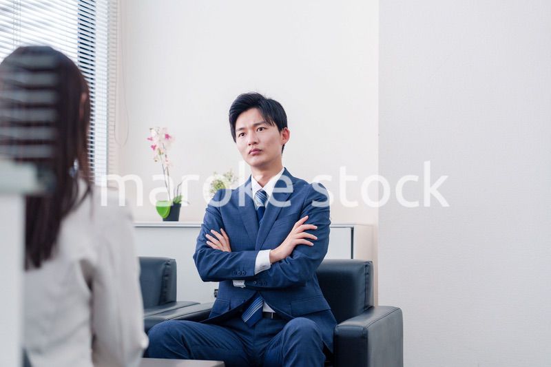 交渉が決裂して横柄な態度をとる営業マン