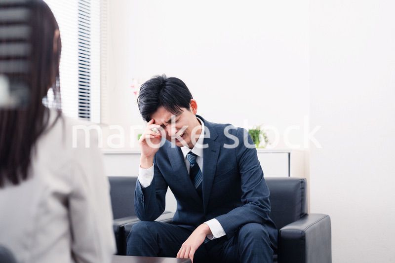 商談で厳しい表情を見せるビジネスマン