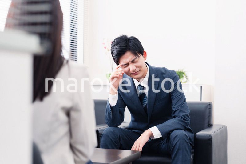 商談で厳しい表情を見せるビジネスマン