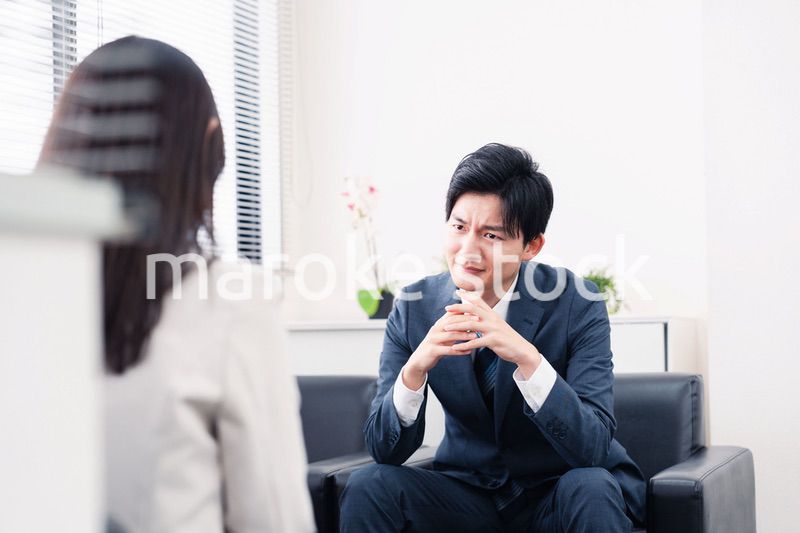 商談で厳しい表情を見せるビジネスマン