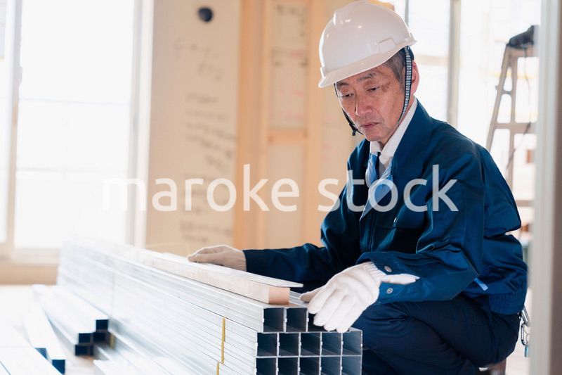 建設現場で資材の確認をする大工さん