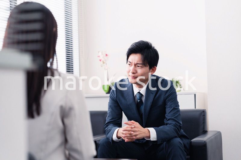 商談で厳しい表情を見せるビジネスマン