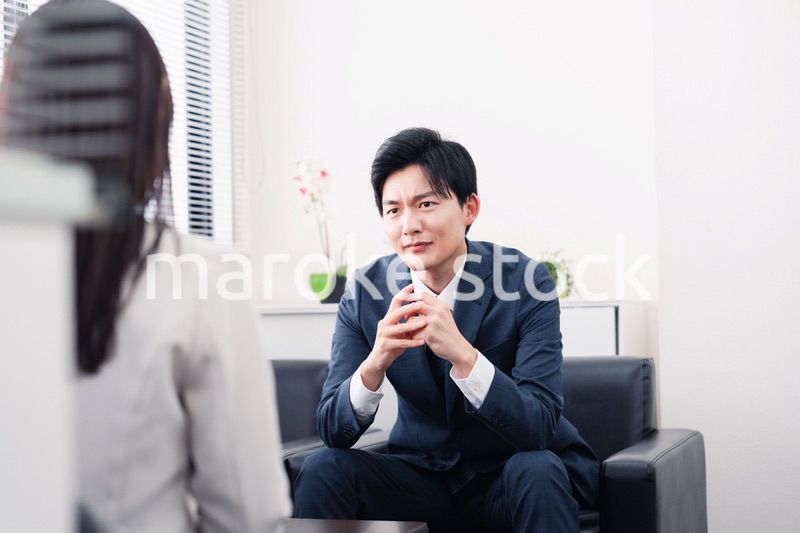 商談で厳しい表情を見せるビジネスマン
