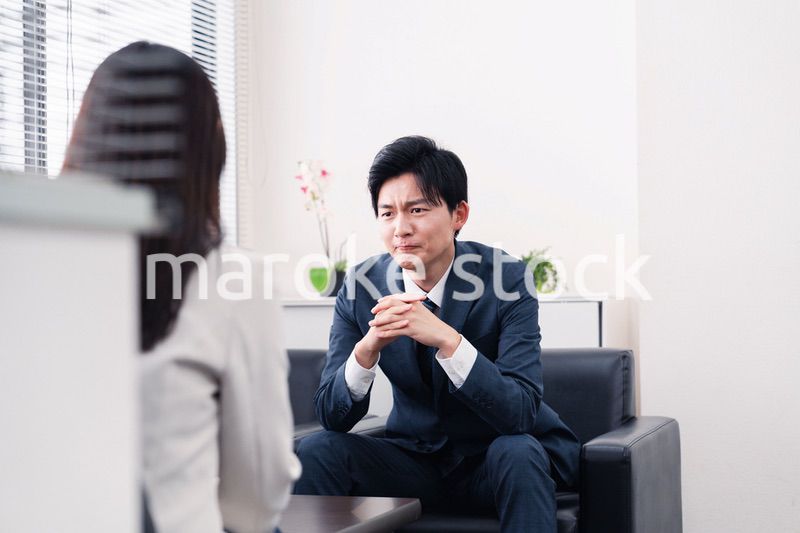 商談で厳しい表情を見せるビジネスマン