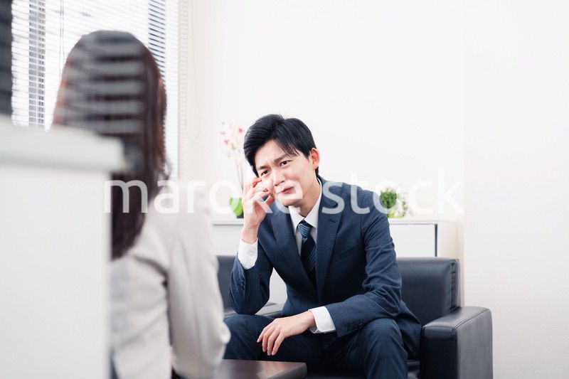 商談で厳しい表情を見せるビジネスマン