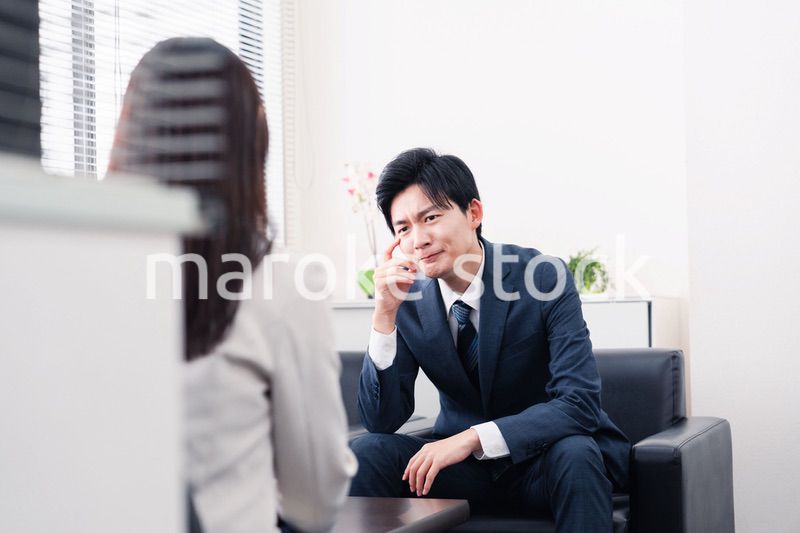 商談で厳しい表情を見せるビジネスマン