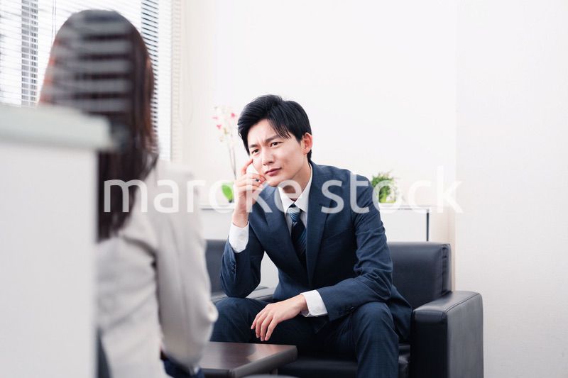 商談で厳しい表情を見せるビジネスマン