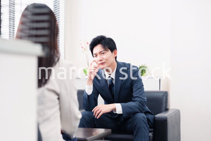 商談で厳しい表情を見せるビジネスマン