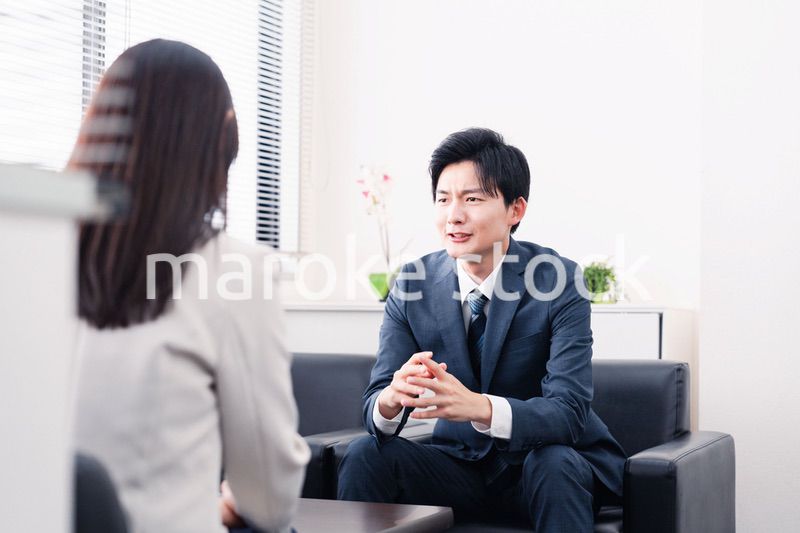 商談で厳しい表情を見せるビジネスマン