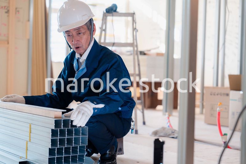 建設現場で資材の確認をする大工さん