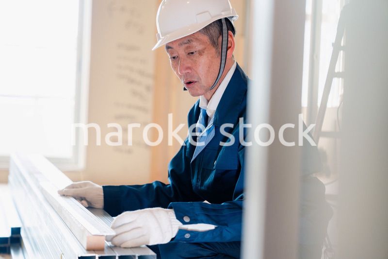 建設現場で資材の確認をする大工さん