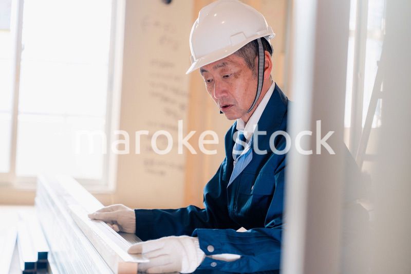 建設現場で資材の確認をする大工さん