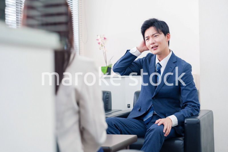 交渉が決裂して横柄な態度をとる営業マン