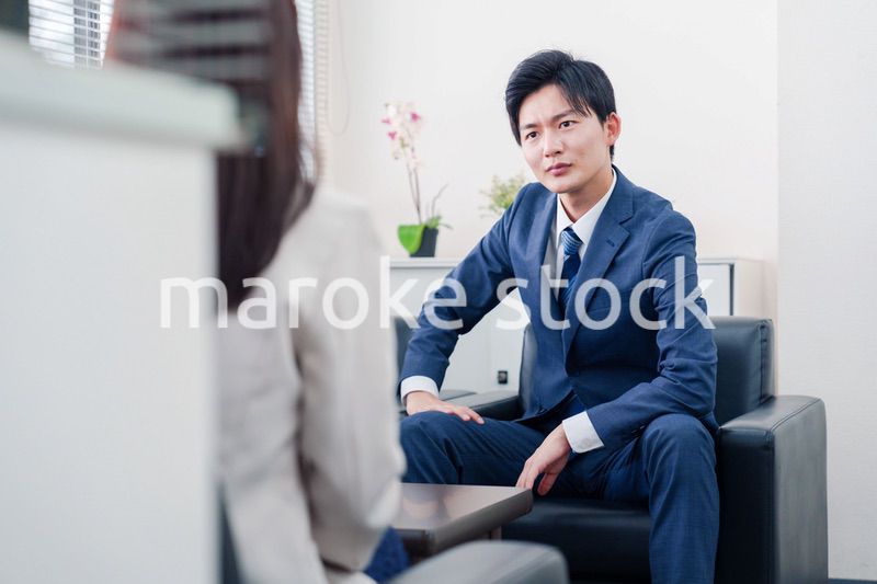 交渉が決裂して横柄な態度をとる営業マン