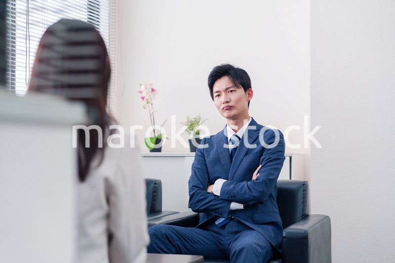 交渉が決裂して横柄な態度をとる営業マン