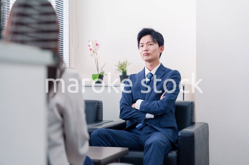 交渉が決裂して横柄な態度をとる営業マン