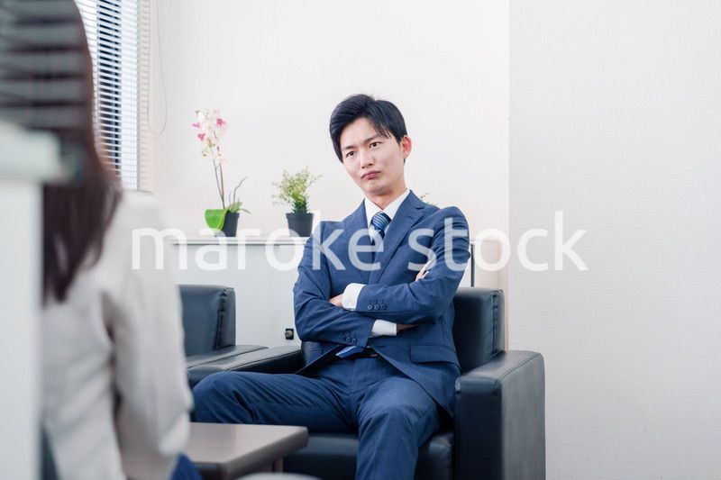交渉が決裂して横柄な態度をとる営業マン