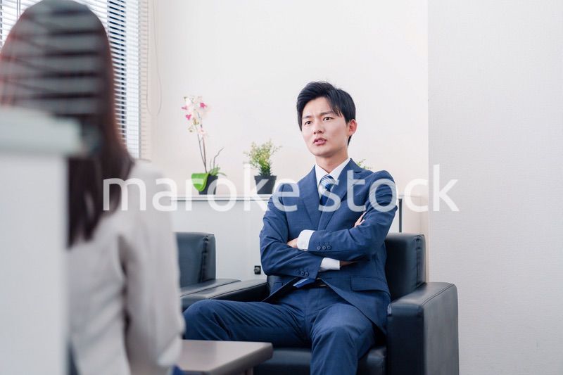 交渉が決裂して横柄な態度をとる営業マン