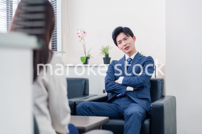 交渉が決裂して横柄な態度をとる営業マン