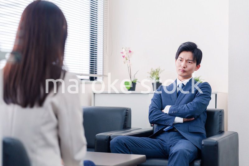 交渉が決裂して横柄な態度をとる営業マン