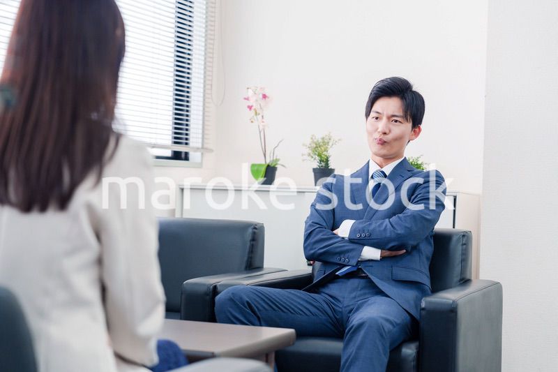 交渉が決裂して横柄な態度をとる営業マン