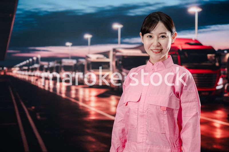 物流業界で働くトラックドライバーの女性