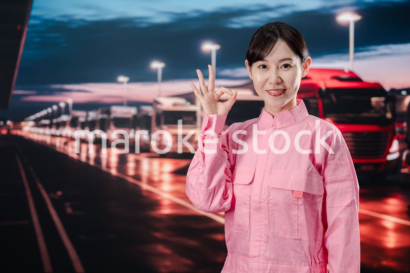 物流業界で働くトラックドライバーの女性