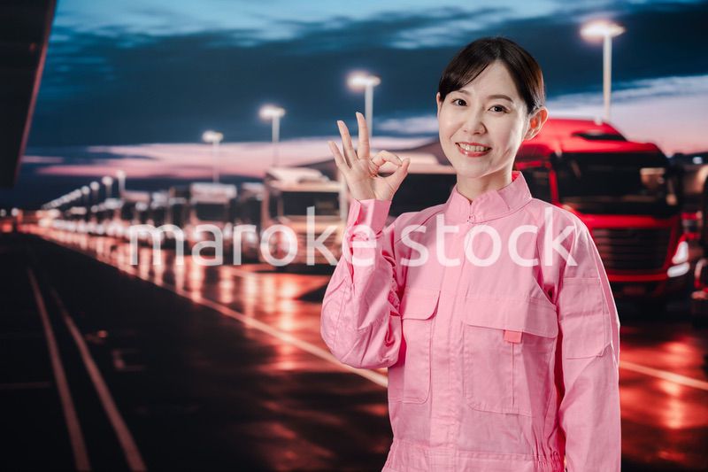 物流業界で働くトラックドライバーの女性