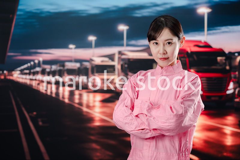 物流業界で働くトラックドライバーの女性