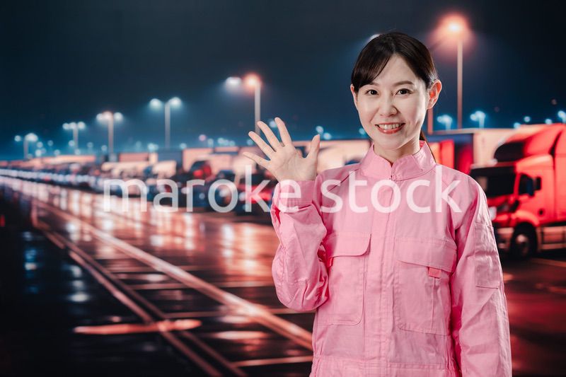 物流業界で働くトラックドライバーの女性