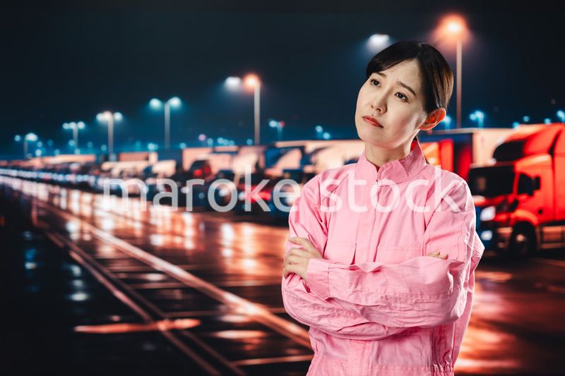 ハードワークで疲労する女性トラックドライバー