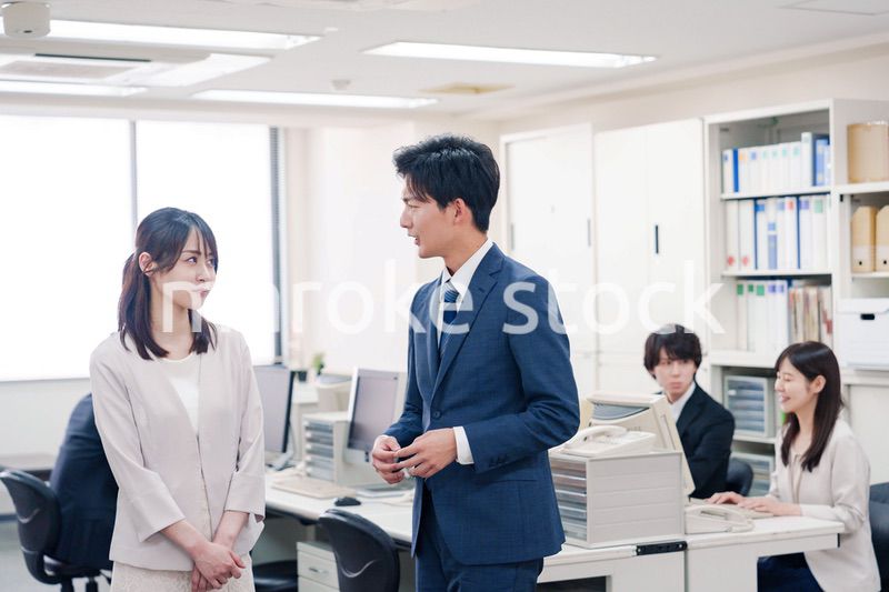 職場でハラスメントを受ける女性の社員