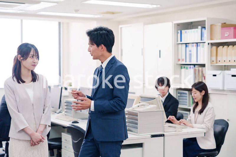 職場でハラスメントを受ける女性の社員