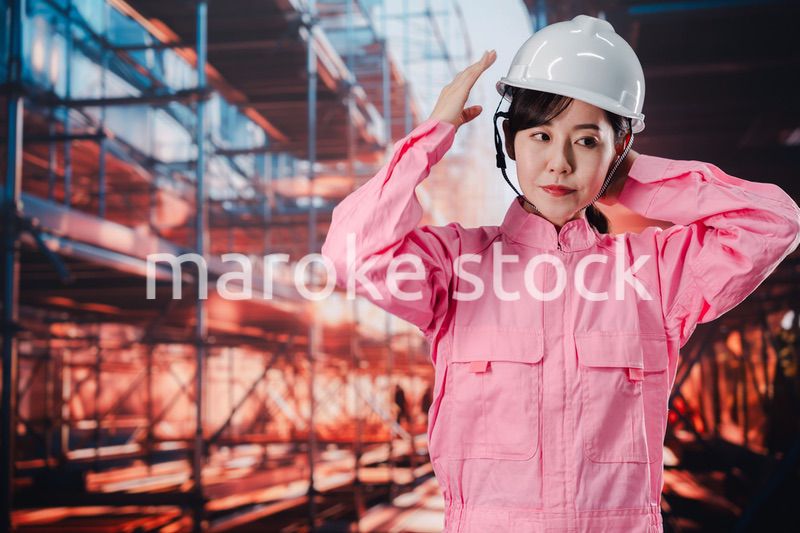建設現場でヘルメットを被る女性