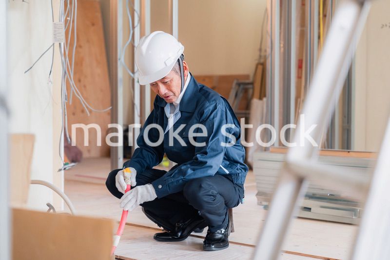 配管の作業をする大工