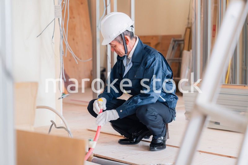 配管の作業をする大工