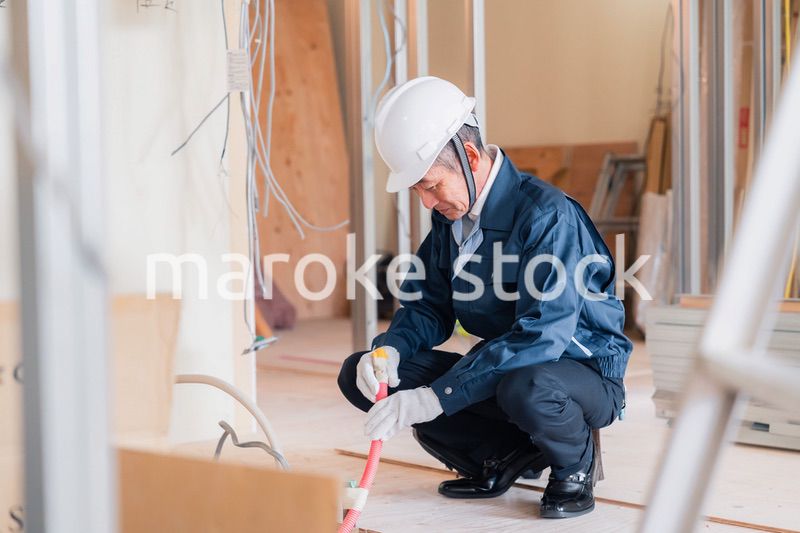 配管の作業をする大工